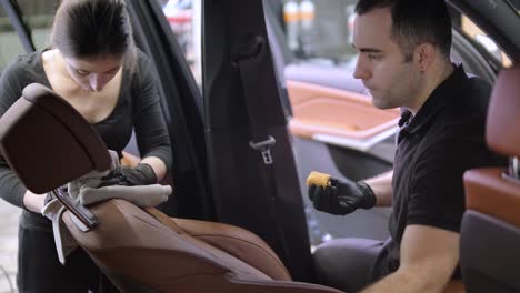 proceso de aplicación de un recubrimiento cerámico al interior de cuero de un automóvil, proporcionando protección y mejorando su apariencia.