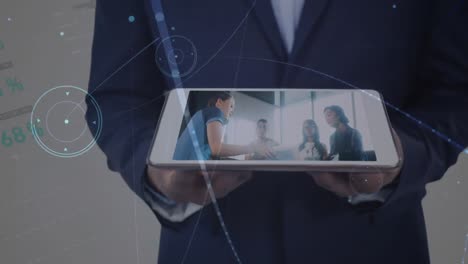red de iconos de perfil sobre la sección media del hombre de negocios que utiliza la computadora.