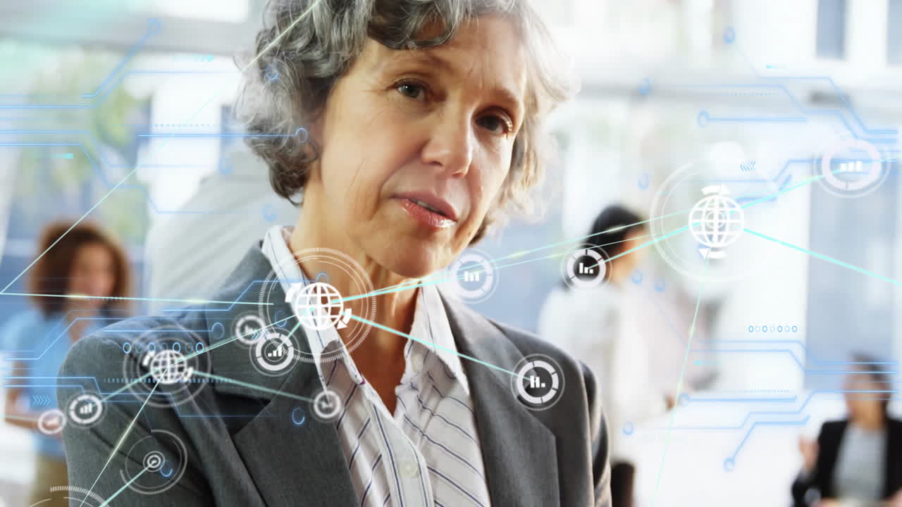 trabajando con conexiones de red global animación, mujer de negocios en el fondo de la oficina