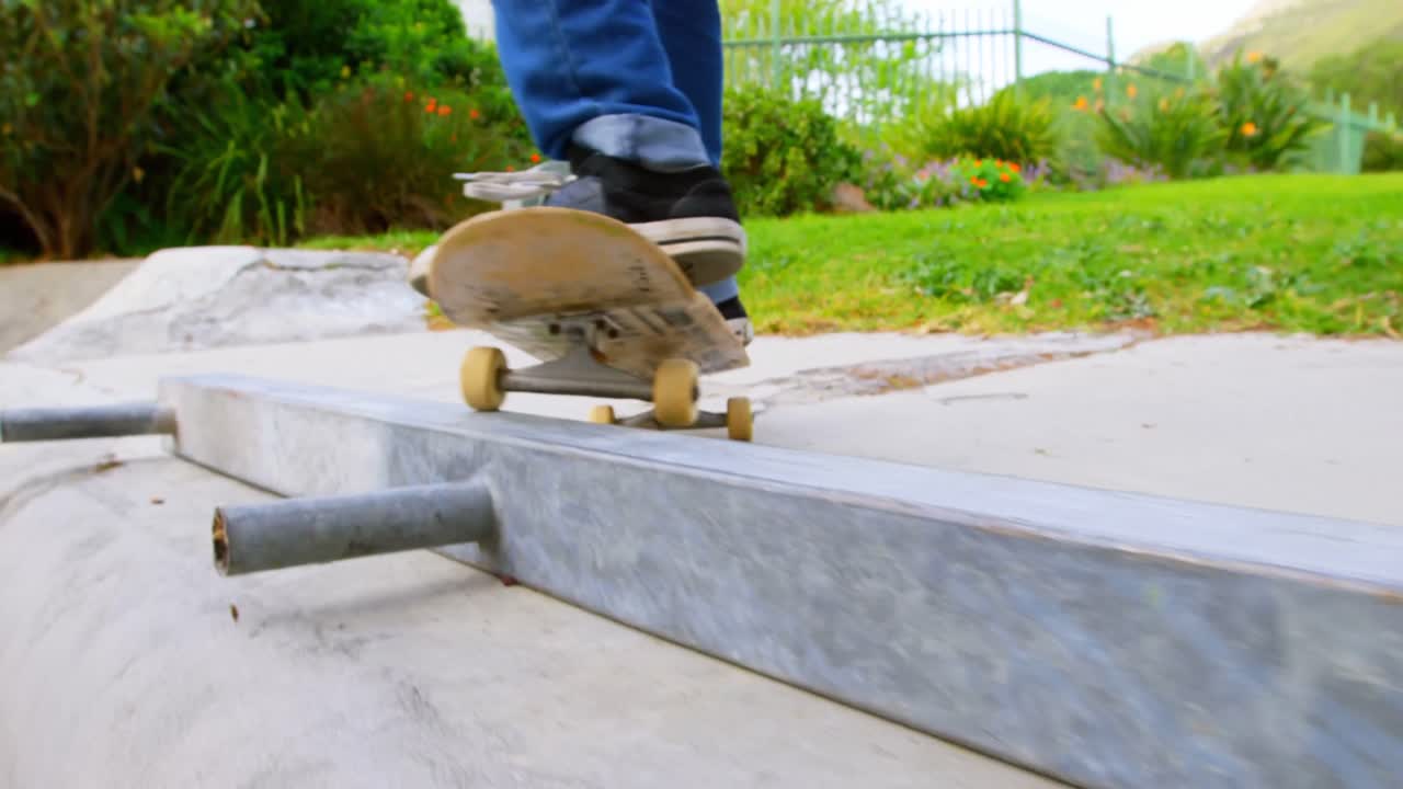 primer plano de un joven practicando patinaje en una rampa en un parque de patinaje 4k