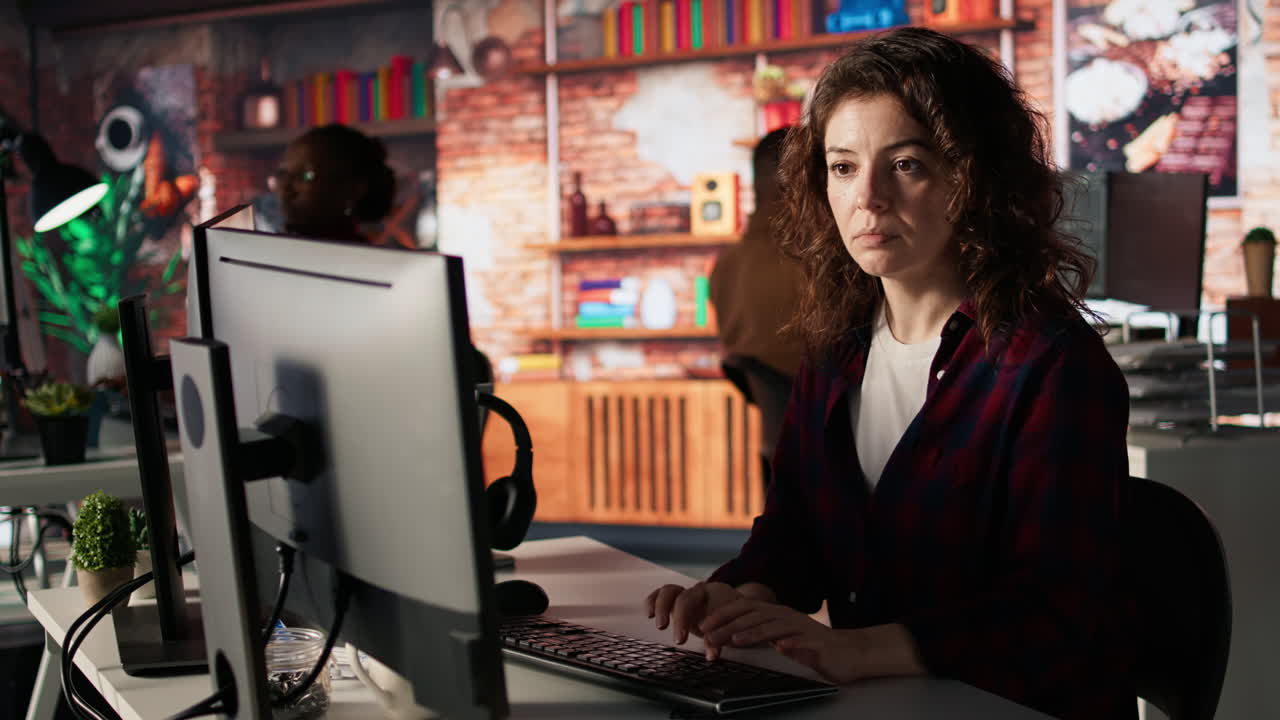 retrato de un programador optimista codificando un algoritmo de ia avanzado en la puesta en marcha