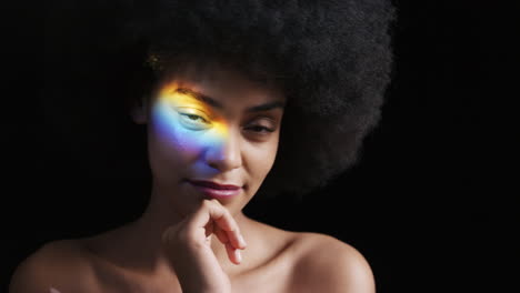 Primer-Plano-Retrato-Multicolor-Hermosa-Mujer-Afroamericana-Con-Afro-Disfrutando-De-Una-Piel-Suave-Y-Saludable-Que-Parece-Segura-Belleza-Natural-Luz-Colorida-Sobre-Fondo-Negro-Concepto-De-Cuidado-De-La-Piel