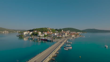 Antena-Sobre-Una-Isla-Conectada-Con-La-Carretera-En-Croacia-1