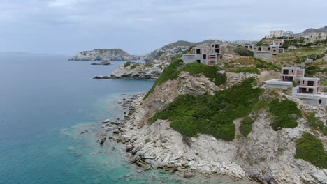 vuelo de drones sobre la costa mediterránea de la isla de creta, agua turquesa