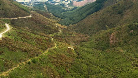 Drohne-Kippt-Den-Blick-Auf-Einen-Grünen-Hügel-In-Einem-Tal-Von-Neuseeland
