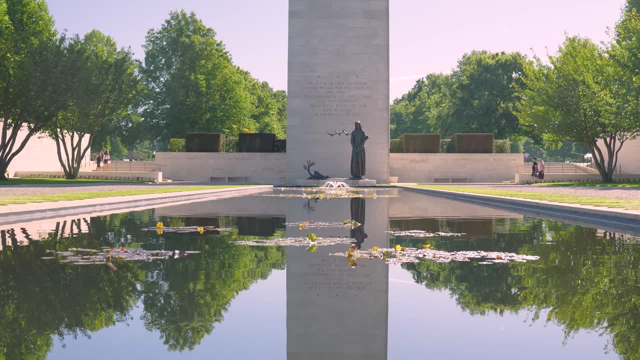 мирный мемориальный сад с отражающим прудом