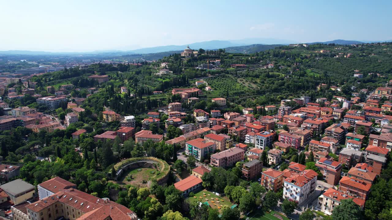 vista panorámica del santuario de la virgen de lourdes junto al barrio en verona, italia