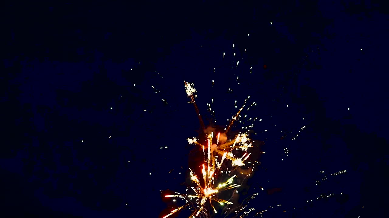 espectáculo de fuegos artificiales borroso por la noche