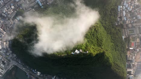 Drehende-4K-Drohnenaufnahmen-über-Der-Bergstadt,-Die-Die-Erdkrise-Zeigen