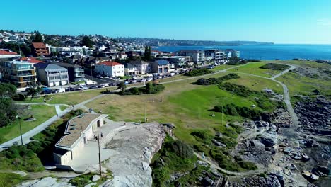 Drohnenluftpark-Und-Toilettenblock-Auf-Der-Klippe,-Landschaft,-Mahon-Rock-Pool,-Maroubra-Beach,-Sydney,-Reise,-Tourismus,-Gebäude,-Architektur,-Australien