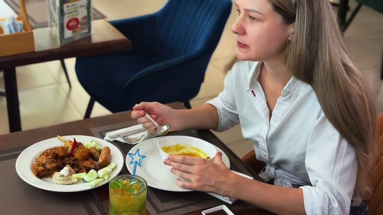mujer disfrutando de una comida en un restaurante
