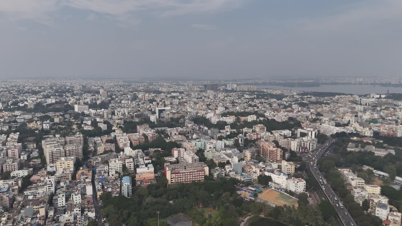 Prospettiva aerea di Hyderabad con fitti agglomerati di case e vegetazione circostante