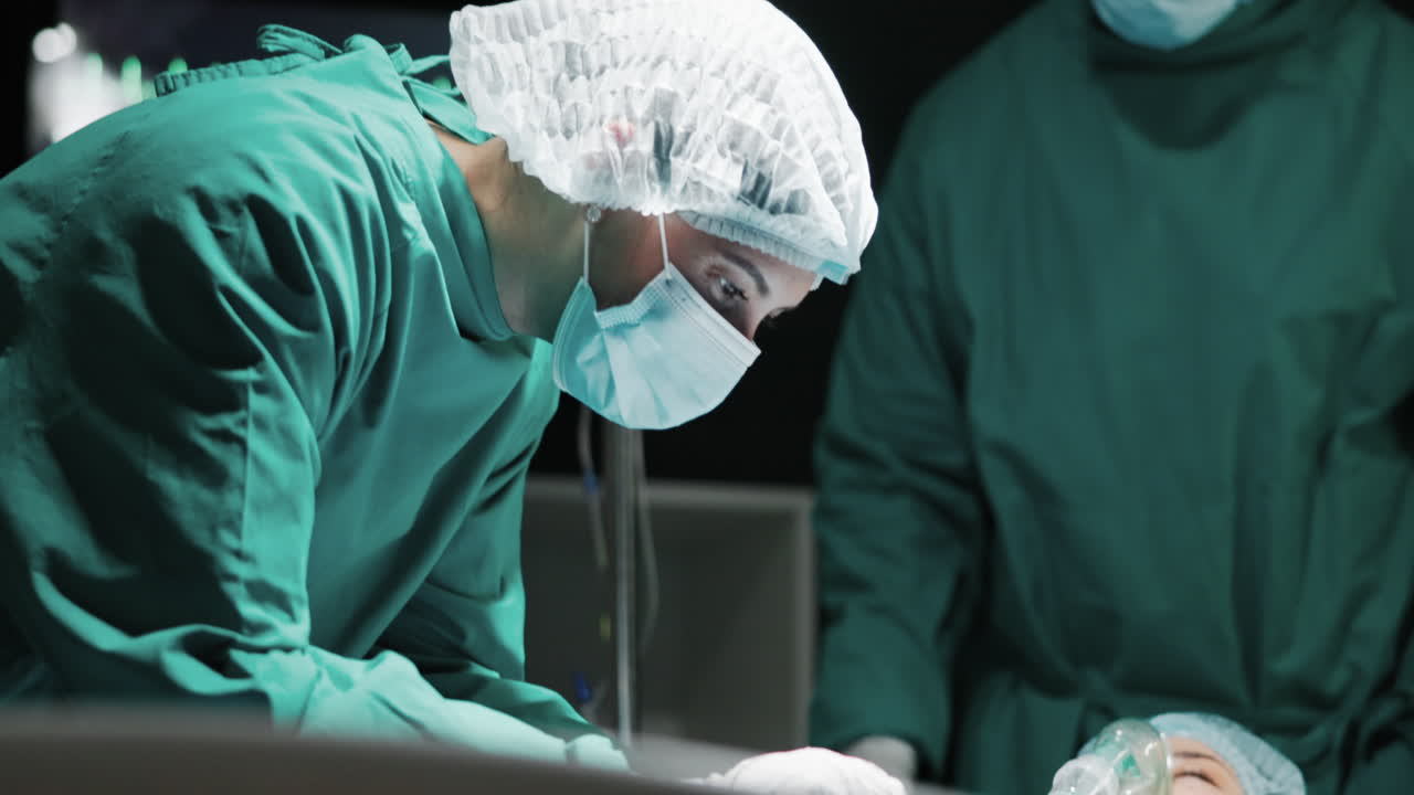 profesionales médicos en la sala de operaciones