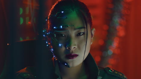 una mujer cyberpunk con la cara brillante.