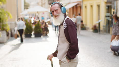 vista trasera de un turista de edad avanzada caminando por la calle al aire libre, buscando un camino