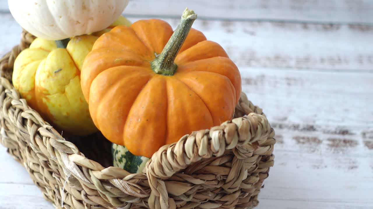 calabazas y calabazas de colores en una canasta