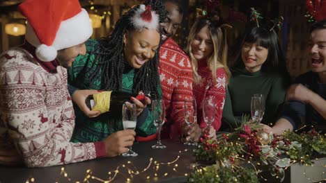 Kamerafahrt-Nähert-Sich-Freunden,-Die-Während-Der-Weihnachtsfeiern-Champagner-Einschenken