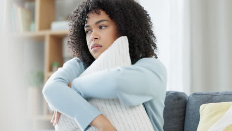 Mujer-Triste-Llorando-Después-De-Leer-Un-Mensaje-De-Ruptura