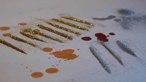 líneas brillantes de concepto adicto con gotas de pintura de oro, plata y cobre