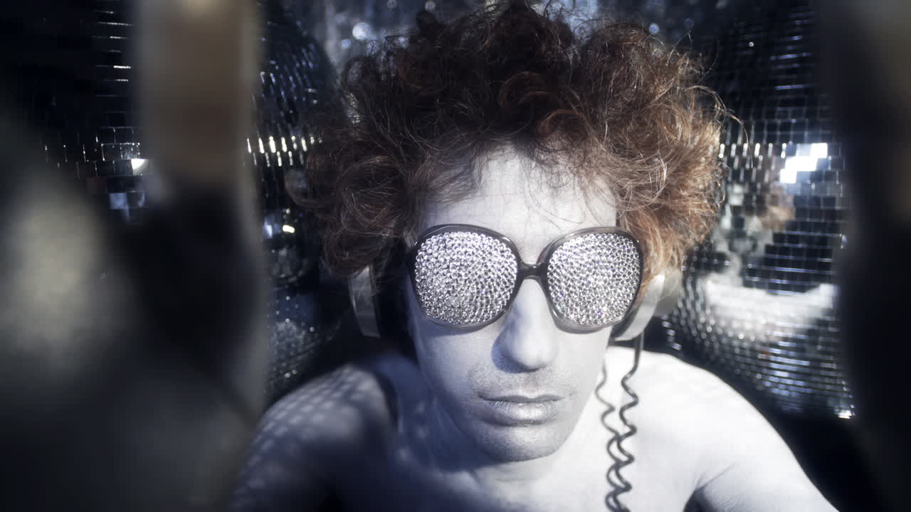 hombre plateado 4k 18