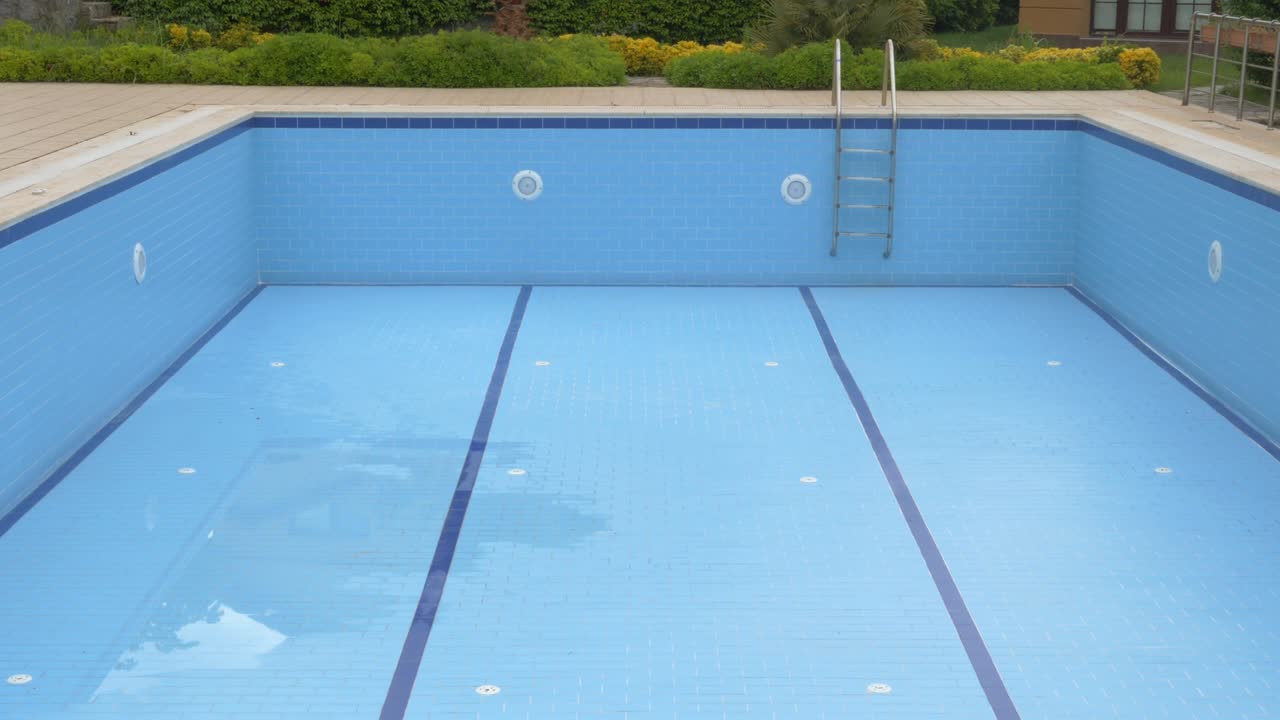 el reparador está reparando la piscina con equipos. estilo de mantenimiento de la piscina.