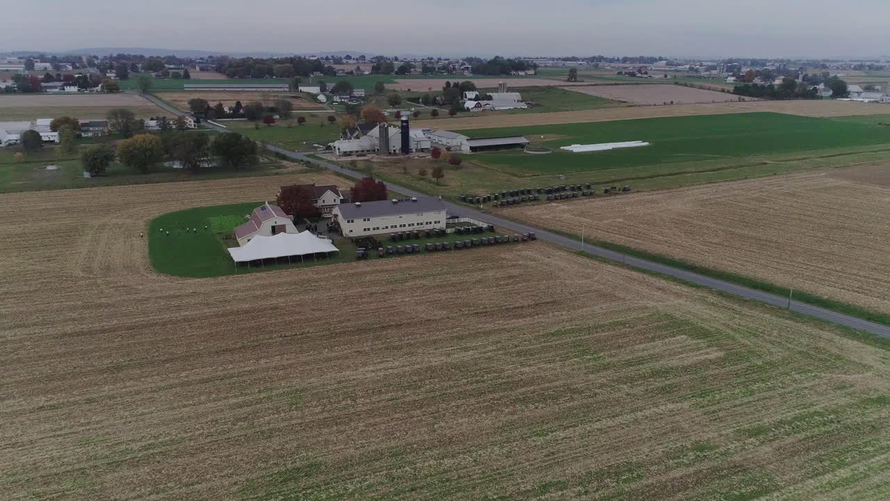 드론으로 포착한 아미시 농장에서의 아미시 결혼식
