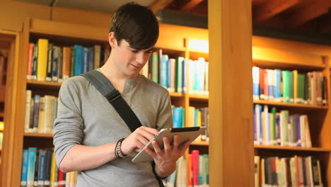 estudiante masculino trabajando con una tableta