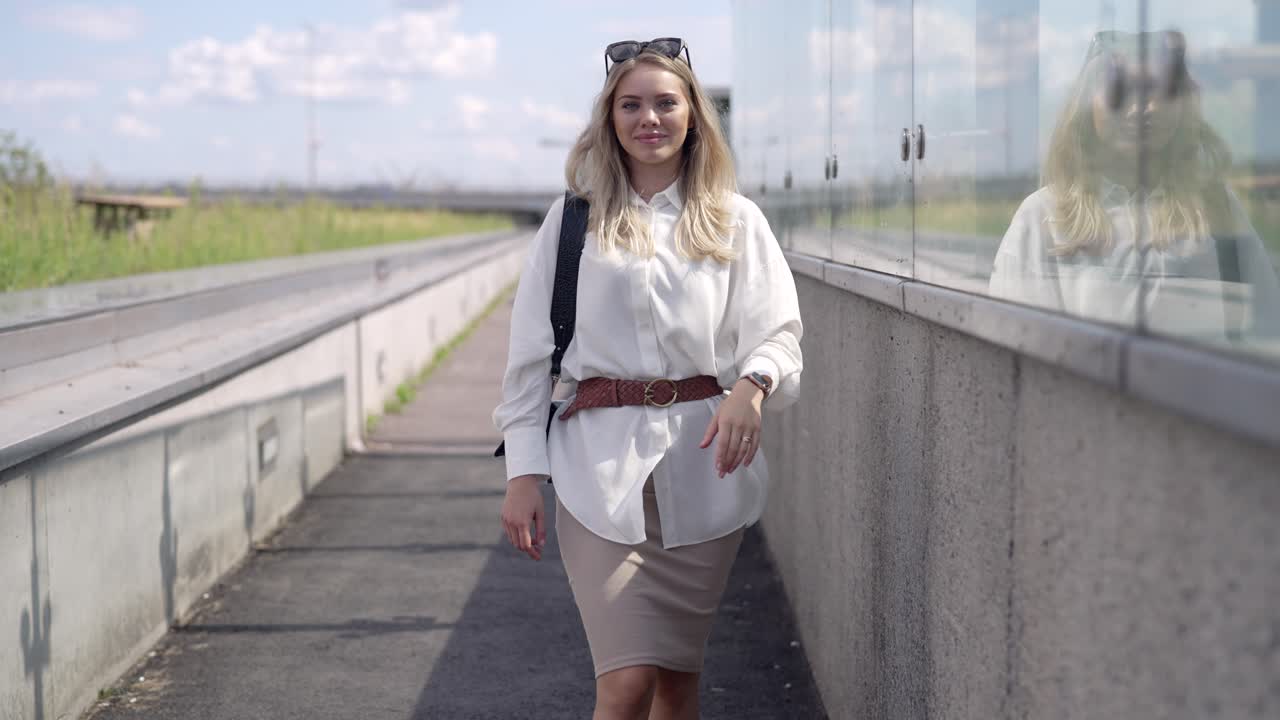 mujer caminando por la ciudad
