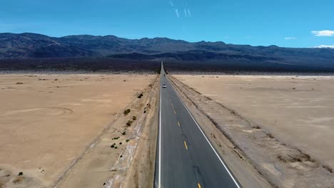 Carretera-Del-Desierto-De-Mojave-Hacia-El-Valle-De-La-Muerte-En-California---Toma-Aérea-De-Un-Drone