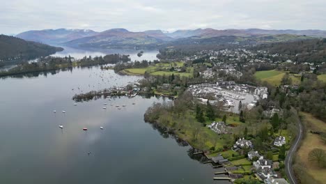 Vista-Aérea-Elevada-Del-Distrito-De-Los-Lagos-De-Windermere,-Inglaterra,-Reino-Unido-Desde-Bowness-Con-Barco-Navegando-En-Verano