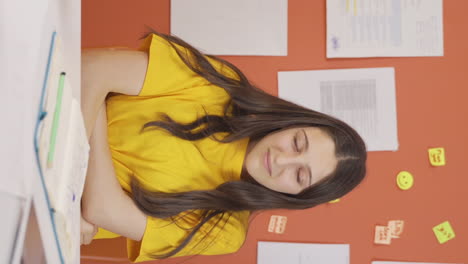 video vertical de una niña tímida y tímida.