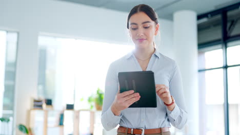 negocios, mujer y reír en la tableta en la oficina