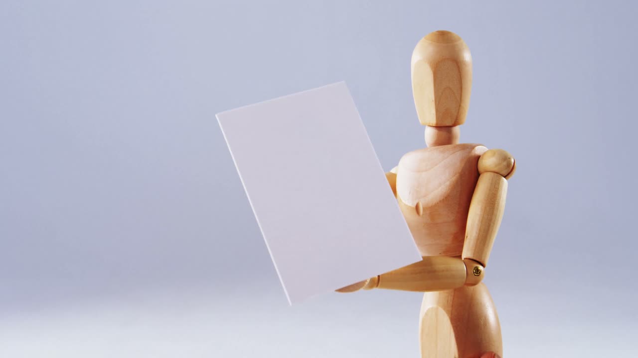 estatuilla con un cartel en blanco