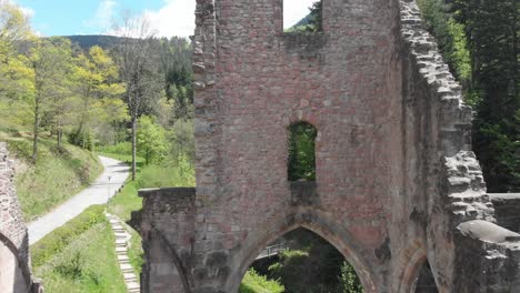 Drohnenblick-Vom-Steigenden-Sockel-Auf-Klosterruinen-Inmitten-Eines-Wunderschönen-Waldgebiets