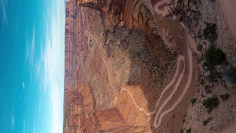 Timelapse-Vertical-De-4k,-Autos-Que-Se-Mueven-En-Un-Camino-De-Tierra-Ventoso-En-El-Cañón-Del-Parque-Estatal-Dead-Horse-Point,-Moab,-Utah,-Ee.uu.