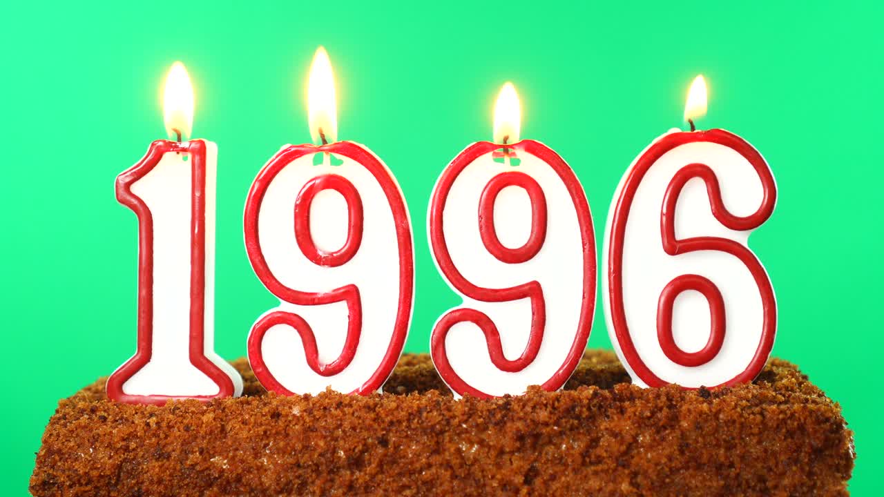 pastel con el número 1996 vela encendida fecha del siglo pasado llave de croma pantalla verde aislado