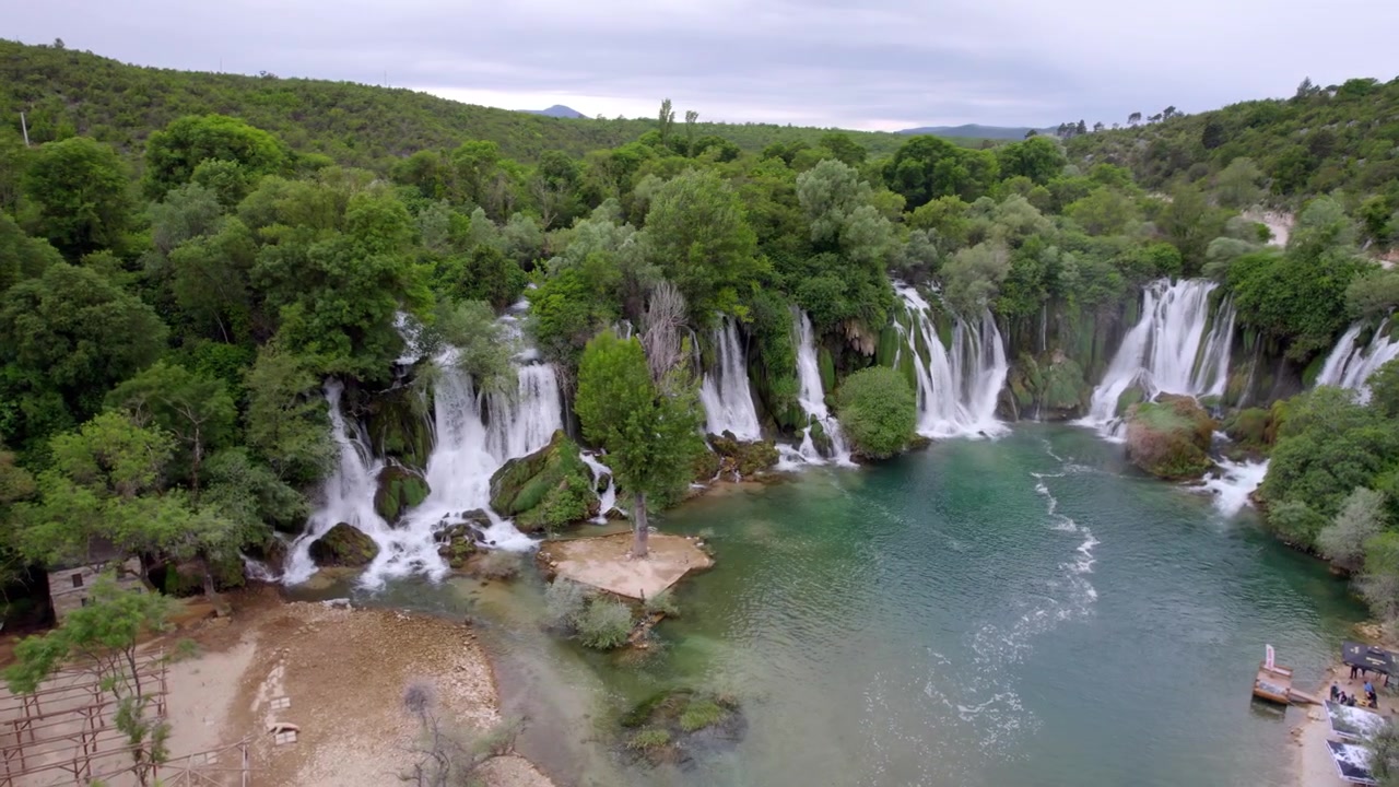La cascata di Kravica si getta in una piscina turchese tra una foresta lussureggiante in Bosnia ed Erzegovina, ripresa aerea orbitale
