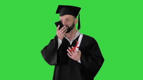 hombre maduro estudiante graduado haciendo llamada por altavoz en una pantalla verde, tecla de croma