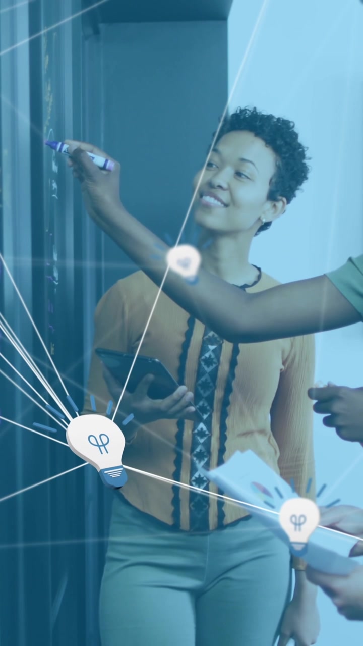 Animazione di elaborazione dati su diverse persone d'affari che prendono appunti in ufficio.