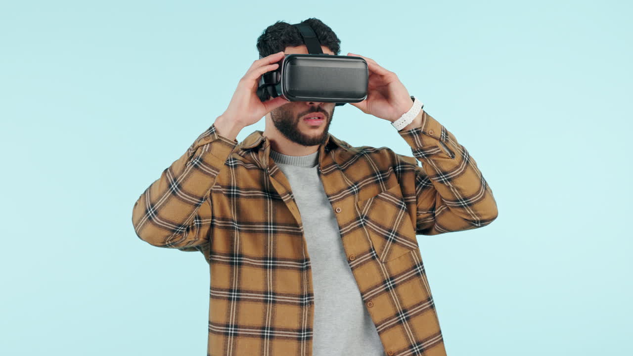hombre, realidad virtual y gafas futuristas