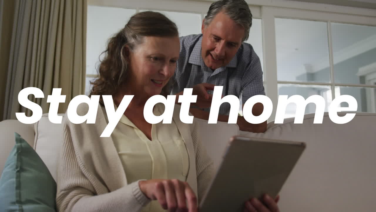 animación de quedarse en casa texto sobre pareja caucásica usando tableta