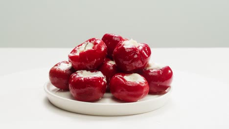 pimienta rellena con queso, restaurante italiano o español con tapas tradicionales, cocina española, deliciosas tapas saladas fermentadas y queso, tomates secos, aperitivo en la barra, buffet