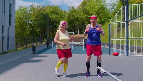 hombre anciano divertido mujer atletas trabajando en la cancha de baloncesto haciendo entrenamiento baile ejercicio