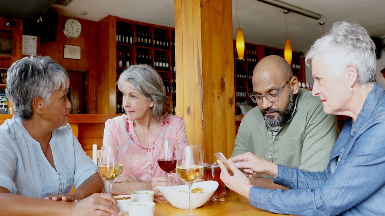 와인 4k를 마시면서 휴대폰을 사용하는 고령 친구들