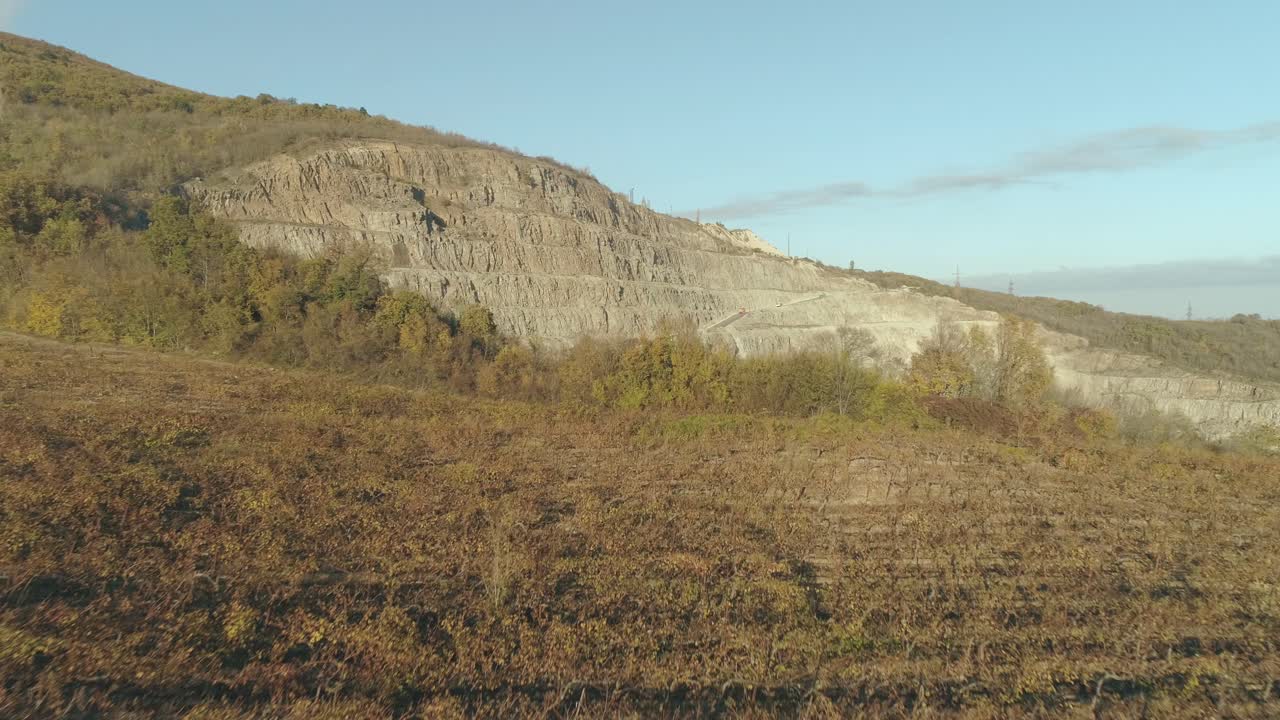 vista aérea de una cantera en un paisaje montañoso