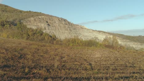 vista aérea de una cantera en un paisaje montañoso