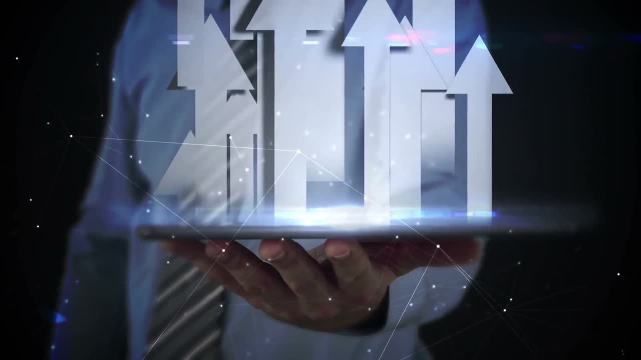 hombre de negocios usando una tableta para ver un holograma