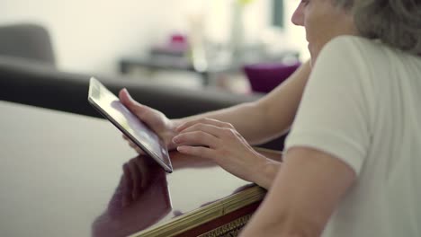 due donne che usano il tablet a casa
