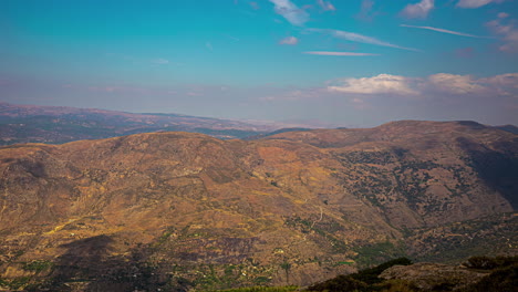 Eine-Standbildaufnahme-Von-Wolkenschatten,-Die-Sich-Bei-Sonnigem-Wetter-über-Eine-Berglandschaft-Bewegen