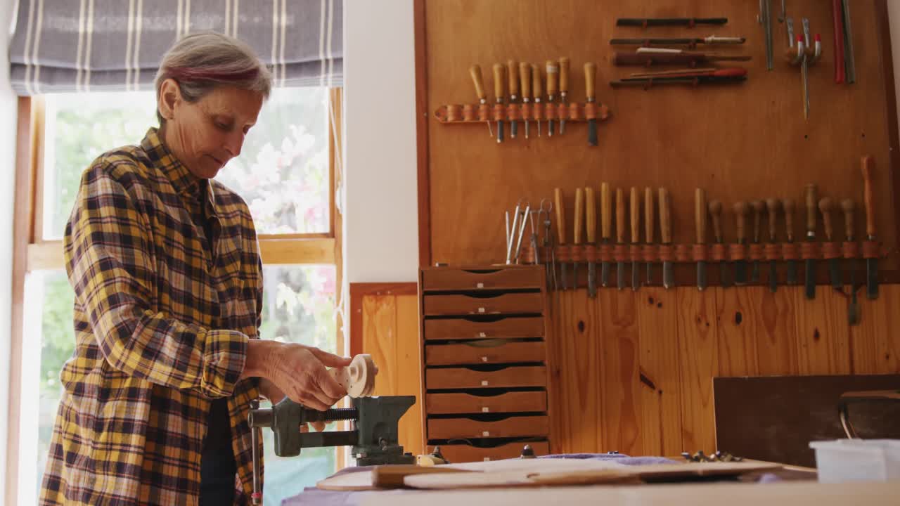 luthier femenina en el trabajo en su taller